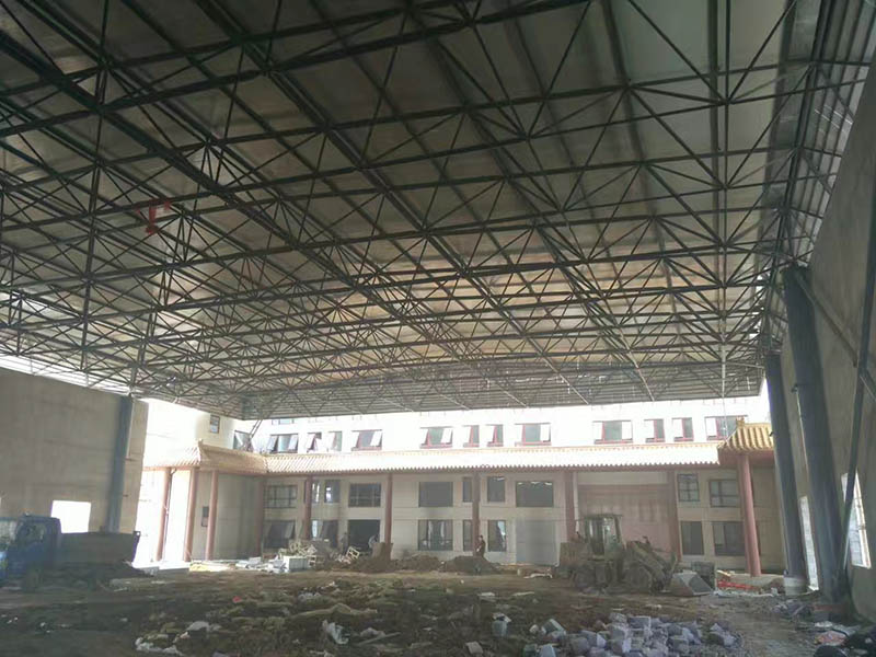 乌兰察布屋顶采光无缝钢管网架安装现场