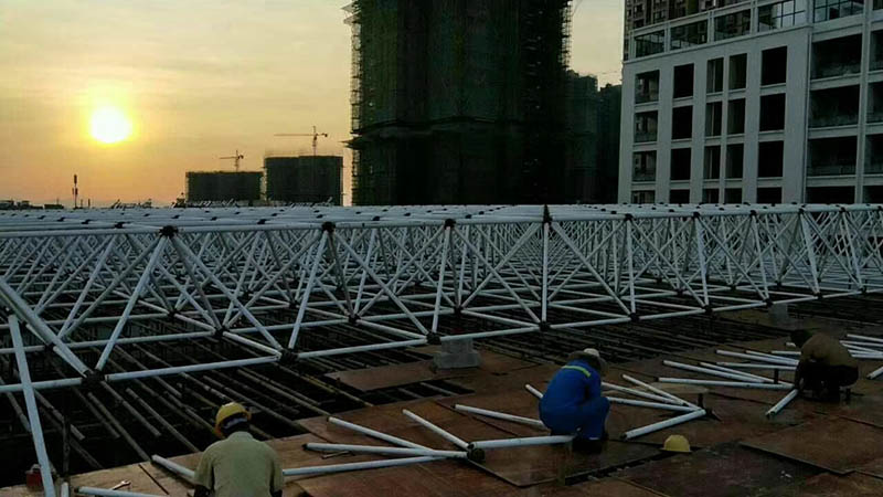 乌兰察布螺栓球网架安装现场